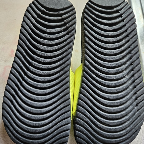 Boys Nike slides - Picture 2 of 2